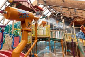 um playground com muitos tipos diferentes de equipamentos de jogo em Six Flags Great Escape Lodge & Indoor Waterpark em Queensbury