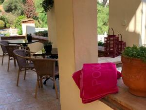 una bolsa rosa sentada en un patio con mesas y sillas en Maravilloso Guesthouse, en Fuengirola