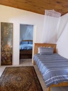 Un dormitorio con dos camas en una habitación. en 31 on Kloof, en Aurora