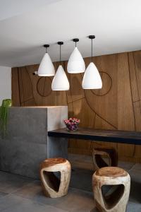 een lobby met drie hanglampen en twee krukken bij Stella Luxury Apartments in Agia Galini