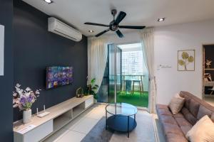 Una sala de estar con un sofá y un ventilador de techo. en 2R1B/Seaview Garden/1~8pax/Gurney/Mansion One, en George Town