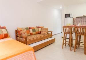 una sala de estar con un sofá y una mesa en Pousada Maiken, en Florianópolis