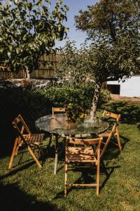 uma mesa e cadeiras sentadas na relva com uma árvore em Casa Real 110+2 em Matamorosa