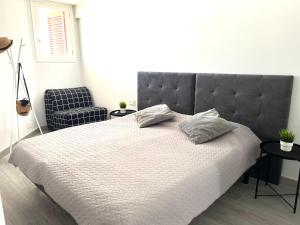 Un pat sau paturi într-o cameră la Copacabana ocean view apartament