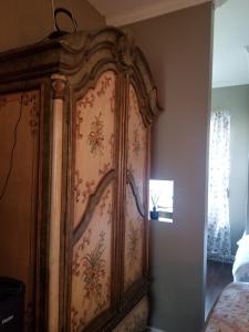 um grande armário de madeira num canto de um quarto em Adam Inn em Cataratas do Niágara