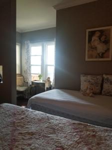 um quarto com 2 camas e uma janela em Adam Inn em Cataratas do Niágara