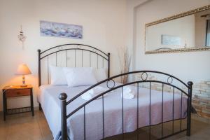 Postel nebo postele na pokoji v ubytování Aristos Apartments & Suites + 37 fotografií