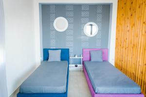 Postel nebo postele na pokoji v ubytování Aristos Apartments & Suites