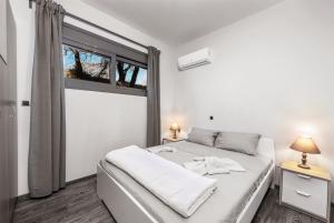 A bed or beds in a room at East Coast Apartment Ilios Rhodes Még 37 kép