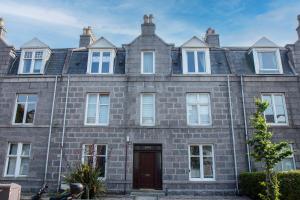 an old stone house with a door and a roof at SUMMIT Apartment - Cozy Aberdeen West End Flat Prime Location - Perfect for Short or Long stay - 1 bedroom in Aberdeen