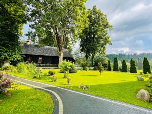 a garden with a house and a road at Stara Fara in Jurgów