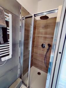 W łazience znajduje się prysznic ze szklanymi drzwiami. w obiekcie La Villa Castel - Haut de villa - parkings- 3 chambres - 8 couchages - jardin - barbecue w Cagnes-sur-Mer