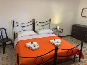 a bedroom with a bed with two towels on it at Villa Maris - Casa Vacanze a Campomarino in Torre Ovo