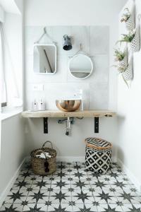 a bathroom with a black and white tiled floor at Casa Real 110+2 in Matamorosa