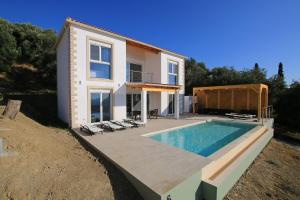 een villa met een zwembad en een huis bij Sunset Sea View Villa 9 in Afionas