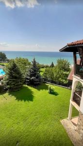 an image of a yard with a view of the ocean at Marina Dinevi Complex Monastery 1 Saint Vlas in Sveti Vlas