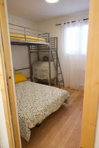 1 dormitorio con litera y 1 cama sidx sidx sidx sidx en LACADUCEE 