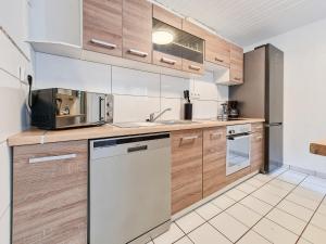 RAJ Living - 3 Room Apartments with Garden - 20 Min Messe DUS & Airport DUS tesisinde mutfak veya mini mutfak