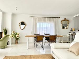 un soggiorno con tavolo e sedie di Luxury family apartment in Roses a Roses