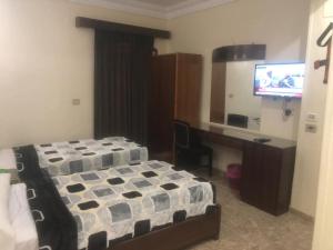 Postel nebo postele na pokoji v ubytování New Saint Catherine Hotel