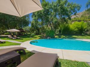 Basen w obiekcie Cubo's Finca La Fuente del Pedregal Casa 2 lub w pobliżu