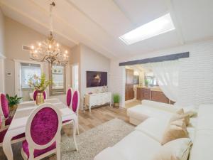 salon z białą kanapą i stołem w obiekcie Cubo's Finca La Fuente del Pedregal Casa 2 w mieście Coín
