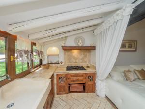 duża łazienka z wanną i umywalką w obiekcie Cubo's Finca La Fuente del Pedregal Casa 2 w mieście Coín