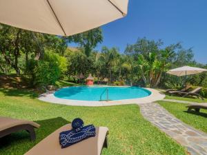 Basen w obiekcie Cubo's Finca La Fuente del Pedregal Casa 2 lub w pobliżu