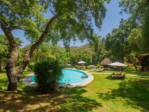 Basen w obiekcie Cubo's Finca La Fuente del Pedregal Casa 2 lub w pobliżu
