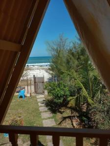 a view of the beach from a house window at Chale da pesca in Arraial do Cabo