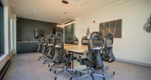 a conference room with a long table and chairs at Hôtel Saint-Germain Rimouski in Rimouski