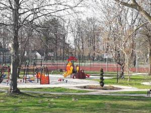 un parc avec une aire de jeux dotée d'un toboggan jaune dans l'établissement Dom Wypoczynkowy JOANNA, à Dziwnów