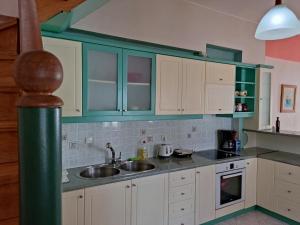 Kuchyňa alebo kuchynka v ubytovaní ANASSA HOME A Spacious Cretan House Next To The Sea, Family and Couple Friendly with Terrace in Makry Gialos & Ierapetra