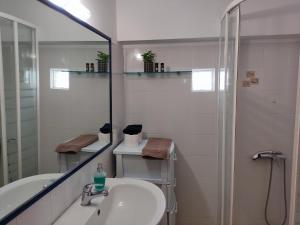 Kúpeľňa v ubytovaní ANASSA HOME A Spacious Cretan House Next To The Sea, Family and Couple Friendly with Terrace in Makry Gialos & Ierapetra