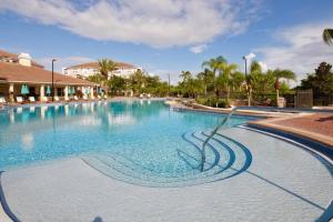 ein großer Pool mit blauem Wasser in einem Resort in der Unterkunft New! Stunning Vista Cay Lake View Excellence Near all Parks, and walk to the Convention Center in Orlando