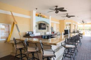eine Bar in einem Restaurant mit einer Reihe von Stühlen in der Unterkunft New! Stunning Vista Cay Lake View Excellence Near all Parks, and walk to the Convention Center in Orlando