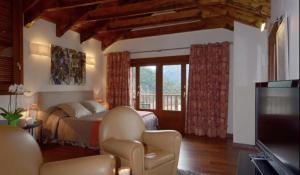 Fotografie z fotogalerie ubytování La Borda de Santa Barbara casa unica con piscina v destinaci Boltaña
