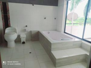 a bathroom with a tub and a toilet and a bath tub at Casa Campo Emaus in Caucasia