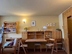 een eetkamer met een houten tafel en stoelen bij Appartamento I Dadi Cervinia in Breuil-Cervinia