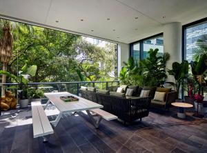 un patio con sofá, mesa y algunas plantas en citizenM Miami Brickell, en Miami