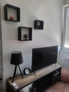 TV a/nebo společenská místnost v ubytování Studio 8