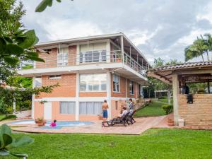 eine Gruppe von Menschen, die vor einem Haus stehen in der Unterkunft Hotel Campestre Sueño del Abuelo in Pereira