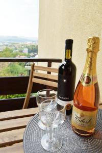 een fles wijn en een glas op een tafel bij Apartment with a sun terrace,privat parking in Banská Bystrica
