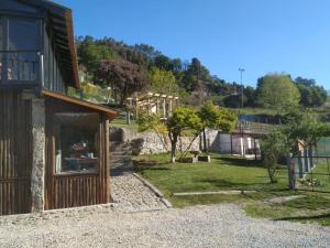 - une vue sur une maison depuis l'extérieur de la cour dans l'établissement Quinta dos Campos - Apartamento 1, à Braga