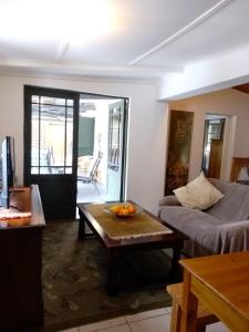 una sala de estar con un sofá y una mesa en 31 on Kloof, en Aurora