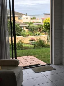 Zahrada ubytování Tranquil and Spacious Flat and Sound of the Ocean