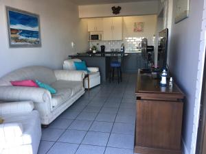 A seating area at Tranquil and Spacious Flat and Sound of the Ocean