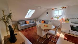 ein Wohnzimmer mit einem Tisch und einem Sofa in der Unterkunft Ferienwohnung Schützenstrasse in Rothenburg ob der Tauber
