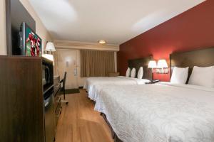 Habitación de hotel con 2 camas y TV de pantalla plana. en Red Roof Inn PLUS+ Mt Pleasant - Patriots Point, en Charleston
