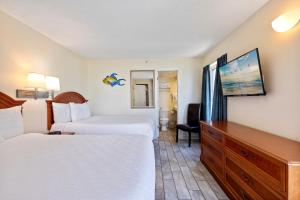 默特爾海灘的住宿－Boardwalk Resort Beachfront Condo by Hosteeva，酒店客房配有两张床和一张书桌